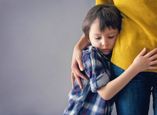 fondo funerario Sad little child, boy, hugging his mother at home, isolated image, copy space. Family concept